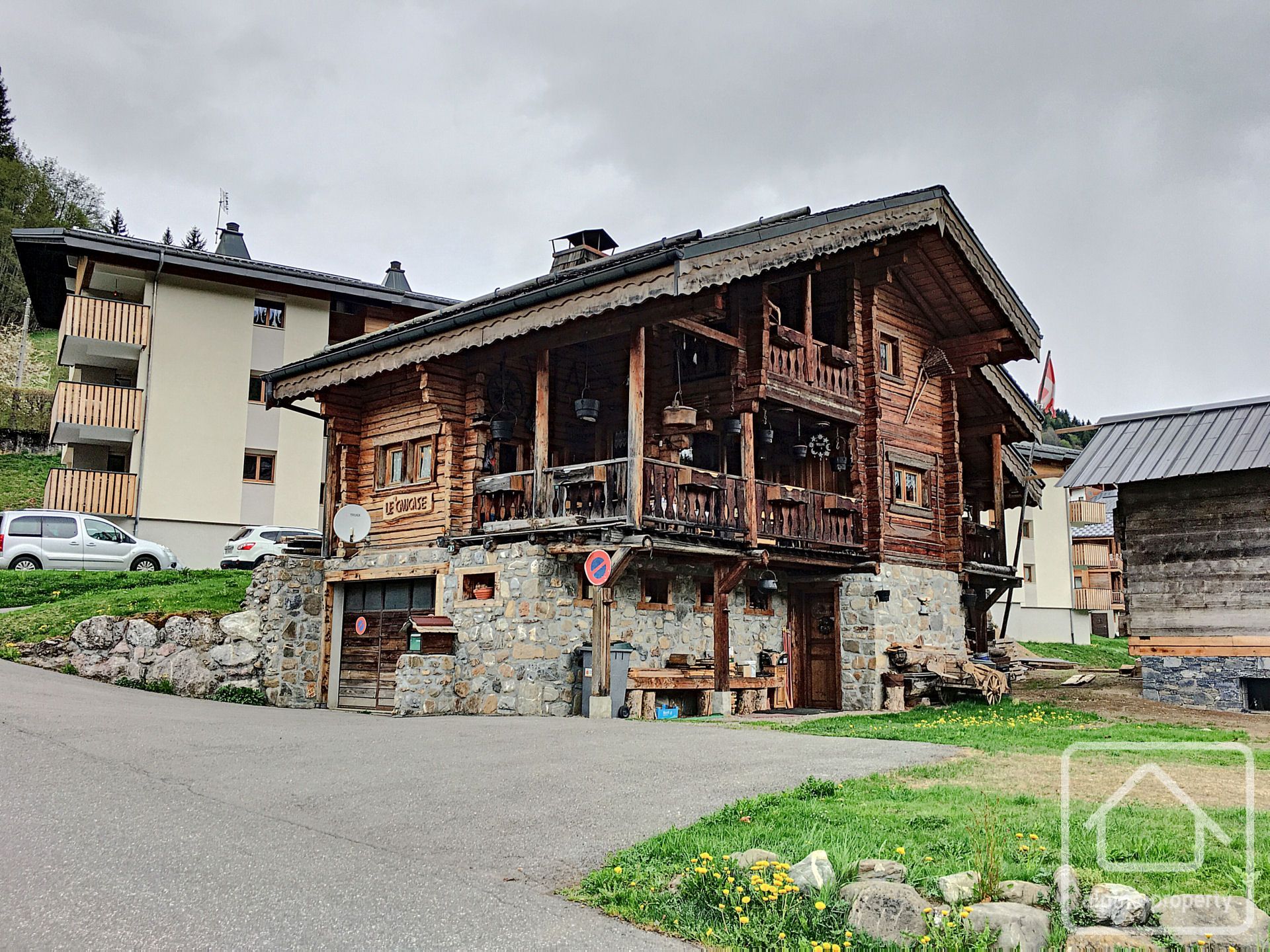 Chalet-style house: Alpine charm Chalet-style house: Alpine charm