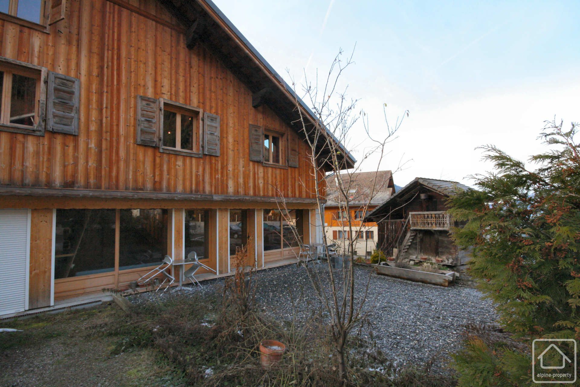 Chalet-style house: Alpine charm Chalet-style house: Alpine charm