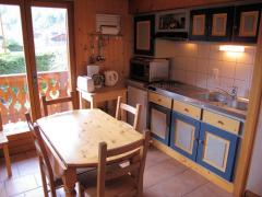 Chalet Amis - Kitchen and balcony access