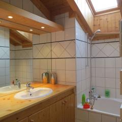 Appt. Chalet les Bouvreuils - The first floor bathroom
