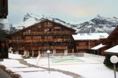 Appt. Gerets B - Balcony view of pool in winter