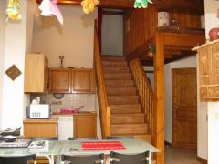 Appt. Jardin - Stairs from living area to upper level