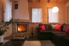 Chalet Black & White - Living room and fireplace