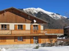 Chalet Alma - Chalet Alma is on the right side
