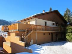 Chalet Alma - Chalet Alma with the garages