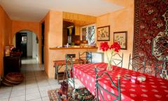 Chalet Clément - Dining area and kitchen