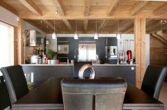 Chalet Neptune - The dining area and kitchen (2)