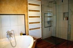 Chalet Neve - Master en-suite bathroom (1)