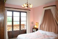 Chalet Novarina - The master bedroom (1)