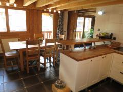 Chalet Tam and Apartment - The dining area and kitchen (1)