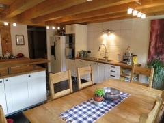 Chalet Tam and Apartment - The dining area and kitchen (3)