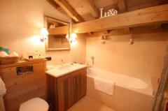 Chalet Chattrix - Bedroom 1 en-suite bathroom