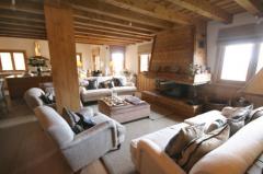 Chalet Chattrix - The living room and fireplace
