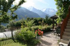 Chalet Le Clos Alpin - View of the garden towards Mont Blanc