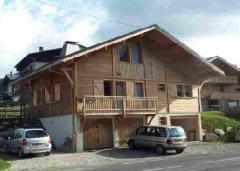 Chalet du Coin - Front of chalet, showing parking