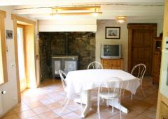 Ferme Creuzé - The kitchen table and wood fire