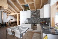 Demi-Chalet Pixo - The dining area and kitchen (1)