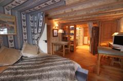 Maison du Cry - En-suite bedroom on lower ground floor