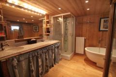 Maison du Cry - The en-suite bathroom