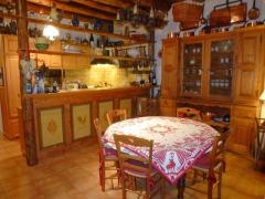 Ferme Chevron - Dining area and kitchen