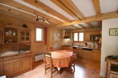 Chalet Frasse - The dining area and kitchen