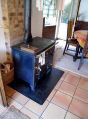 Chalet Frevuard - Range-style log burner in the living room