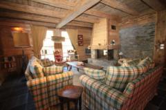 Chalet Le Gerdil - Living room and fireplace