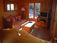 Chalet La Falaise - The living room and doors to balcony