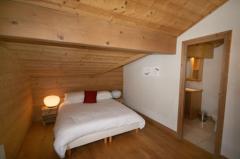 Chalet La Lune - Top floor bedroom and en-suite