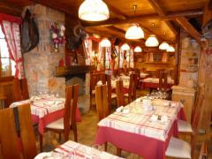 Les Airelles - The dining room and fireplace