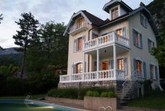 Maison de Morat - The back of the house and pool at dusk