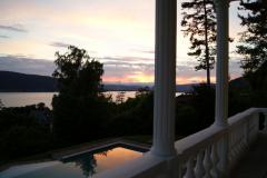 Maison de Morat - The balcony and pool at dusk