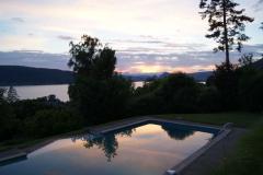 Maison de Morat - The pool and lake view at dusk