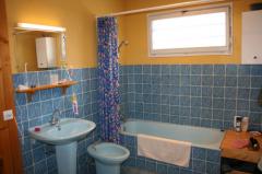 Maison Le Plan - The upstairs bathroom