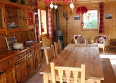 Chalet Monticello - The dining area with log burner