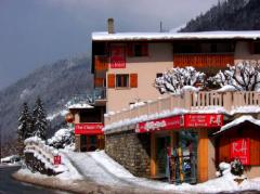 Morzine Hotel - The Ridge Hotel with ski shop in the foreground