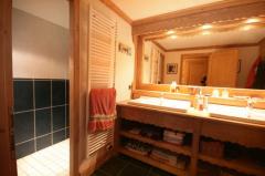 Chalet Nant Cruy - The ground floor bathroom