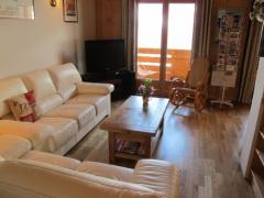 Appt. Outalays - Sitting area with balcony access