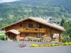 Chalet Quatre Saisons - Front of the chalet, with views beyond