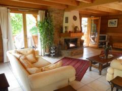 Chalet Quatre Saisons - The living room and fireplace