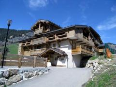 Appt. Schuss II, 330 - The approach to the building