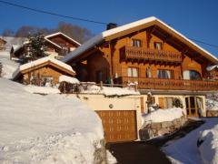Chalet Terre et Ciel - The separate double garage is visible here
