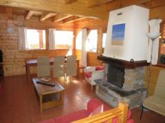 Chalet Tintin - Open fire and dining area