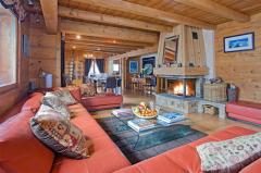 Chalet Les Voiles - The living room and fireplace